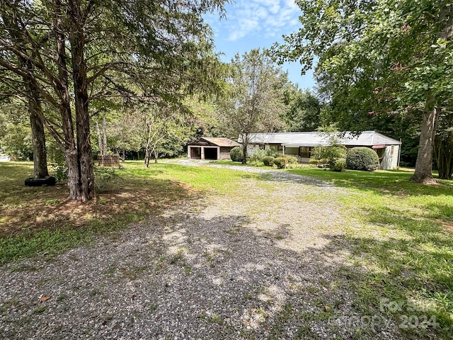 view of yard with an outbuilding