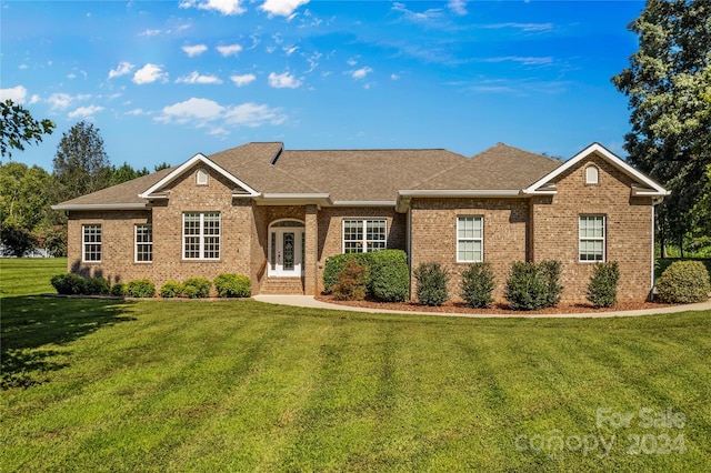 ranch-style home featuring a front lawn