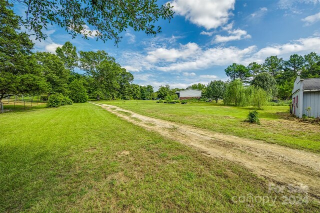 view of yard featuring a rural view