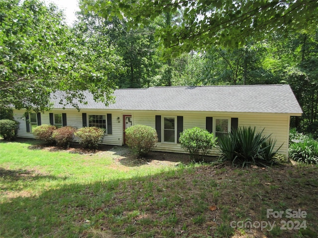 ranch-style home with a front yard