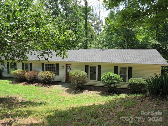 single story home featuring a front lawn