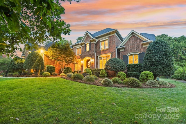 view of front of home featuring a lawn