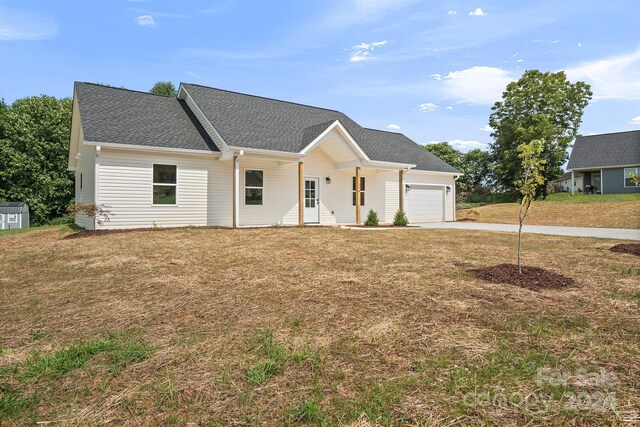 view of front facade featuring a front lawn and a garage