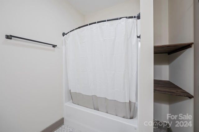 full bathroom featuring shower / bath combo with shower curtain