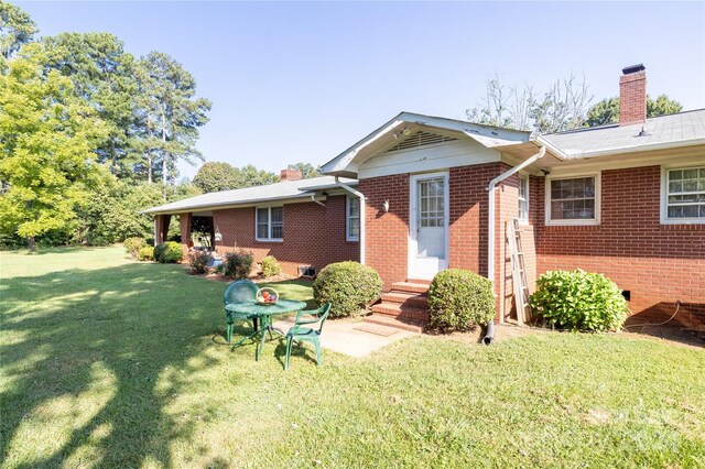 view of front of house featuring a front yard