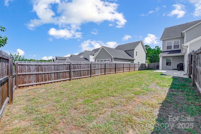 view of yard featuring a patio area