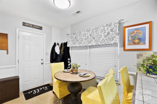 dining room featuring light tile patterned floors