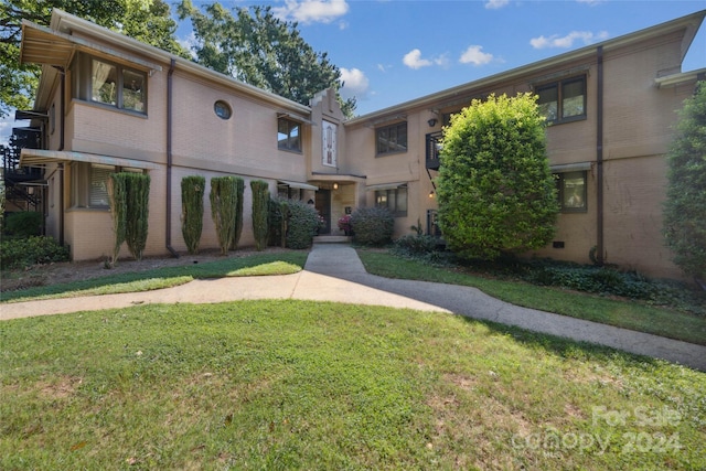 view of front of home with a front lawn