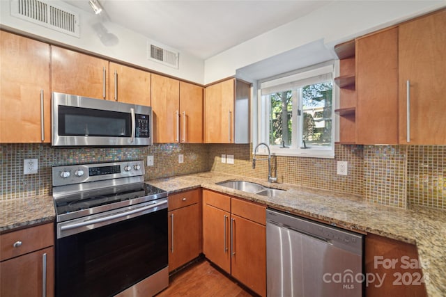 kitchen featuring visible vents, appliances with stainless steel finishes, decorative backsplash, and a sink