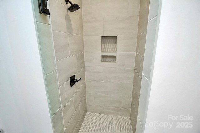 bathroom featuring tiled shower