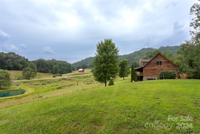 view of yard featuring a rural view