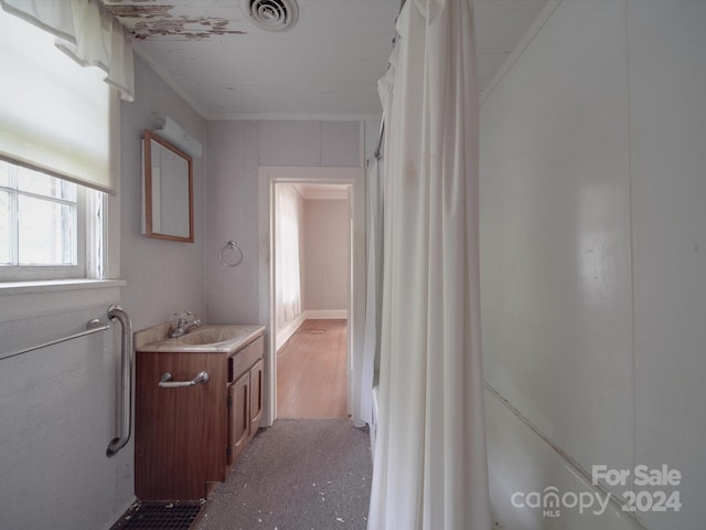 full bath with curtained shower, visible vents, and vanity