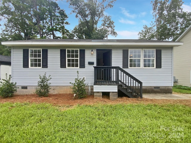 manufactured / mobile home with a front lawn