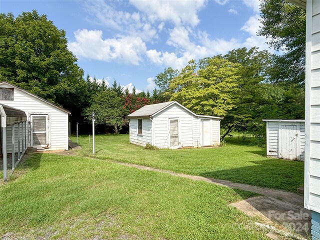 view of yard with a storage shed