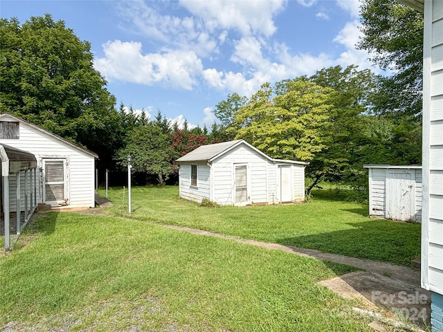 view of yard with a storage unit