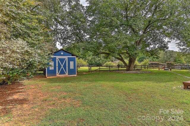 view of yard featuring a shed