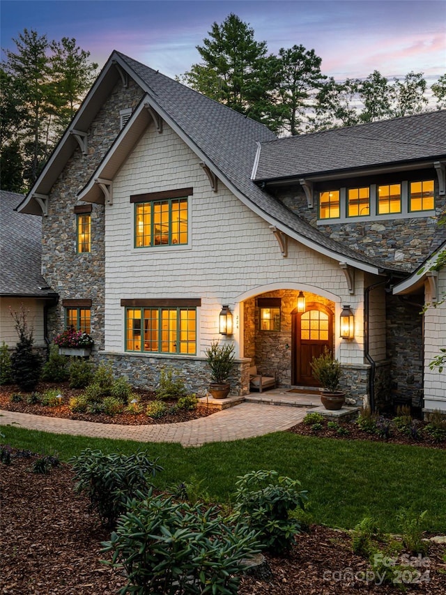 view of front of home featuring a yard