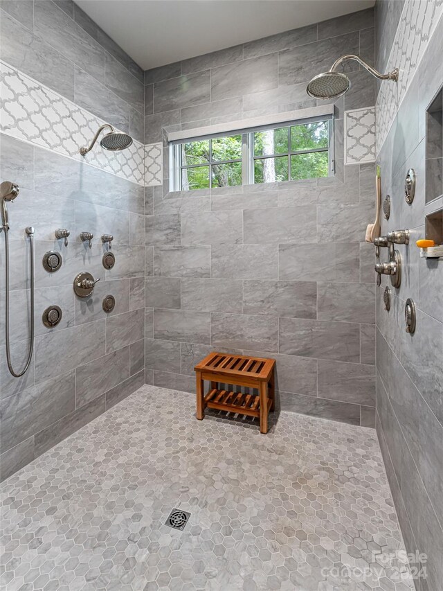 bathroom featuring tiled shower