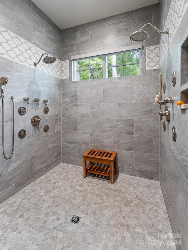 bathroom featuring tiled shower