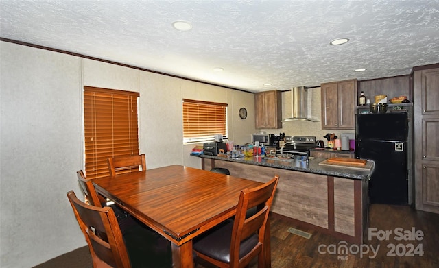 dining room with crown molding, a textured ceiling, sink, and dark hardwood / wood-style floors