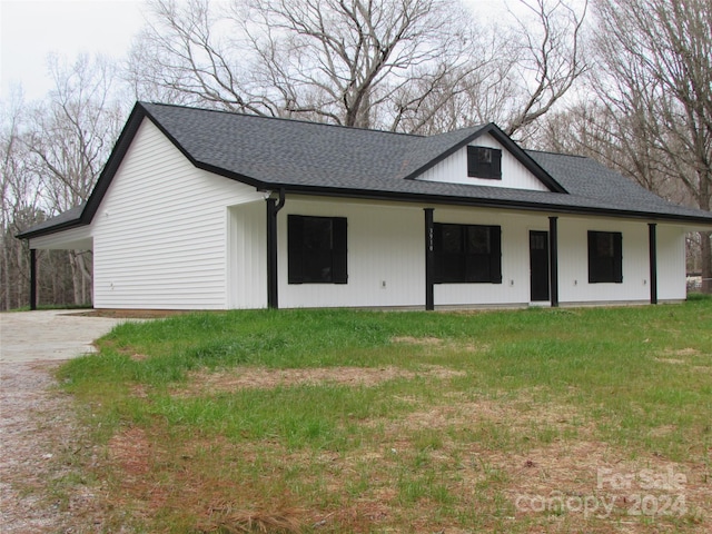 view of front of property featuring a front lawn