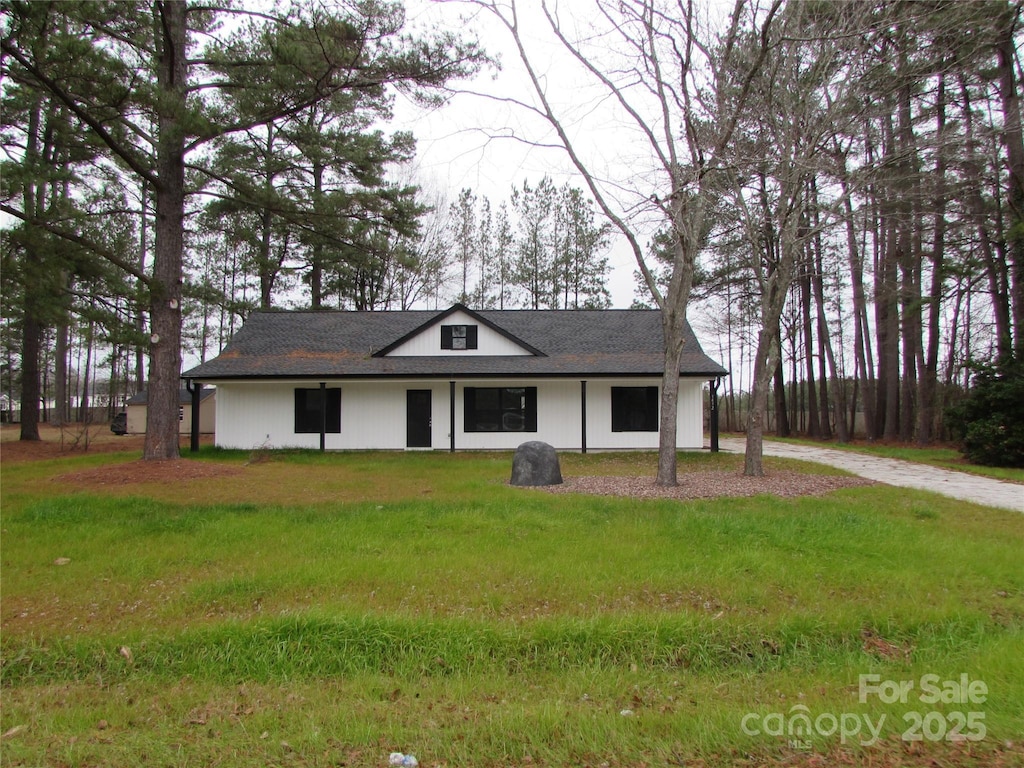 view of front of property featuring a front lawn