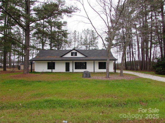 view of front of property featuring a front lawn