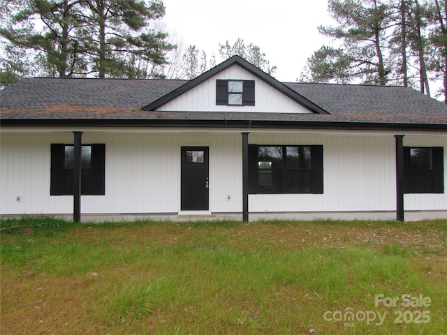 view of front facade featuring a front yard