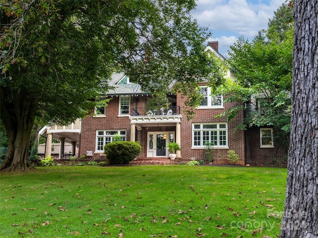 view of front of property featuring a front lawn