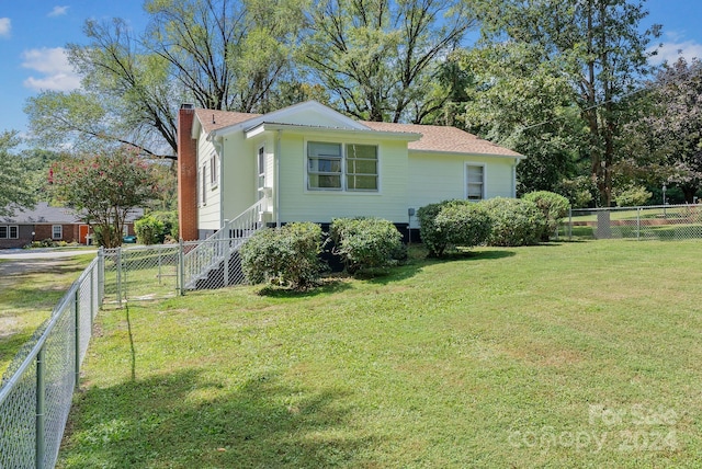 view of side of property featuring a lawn