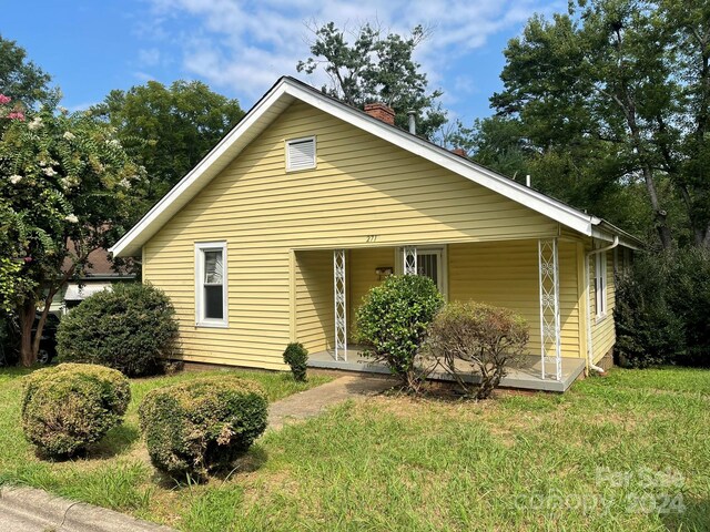 view of front of home with a front yard