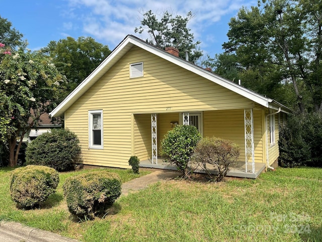 bungalow featuring a front yard