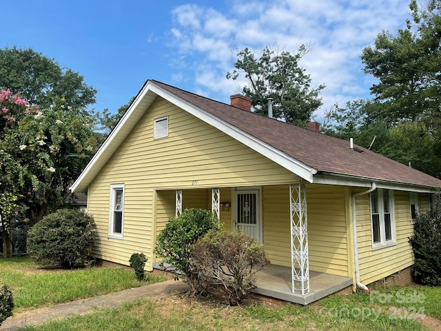 view of front of property featuring covered porch