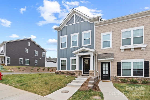 view of front of property featuring a front yard