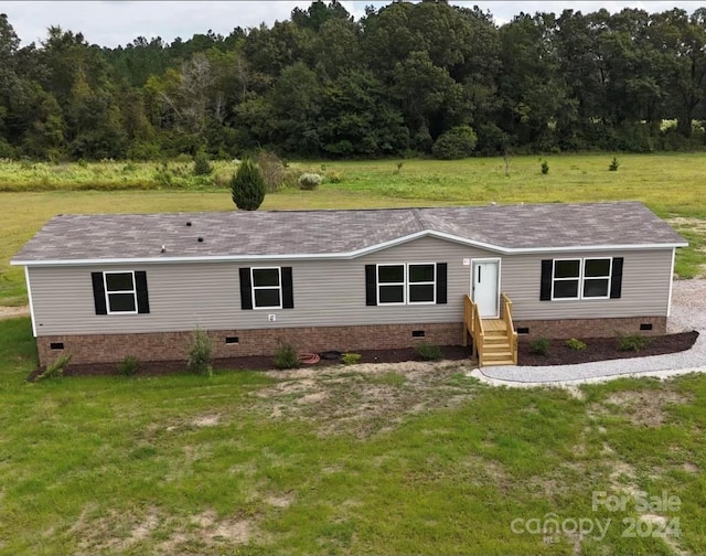 view of front of home featuring a front lawn