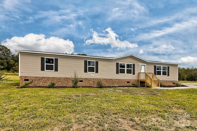 manufactured / mobile home with a front yard