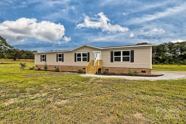 manufactured / mobile home featuring a front lawn