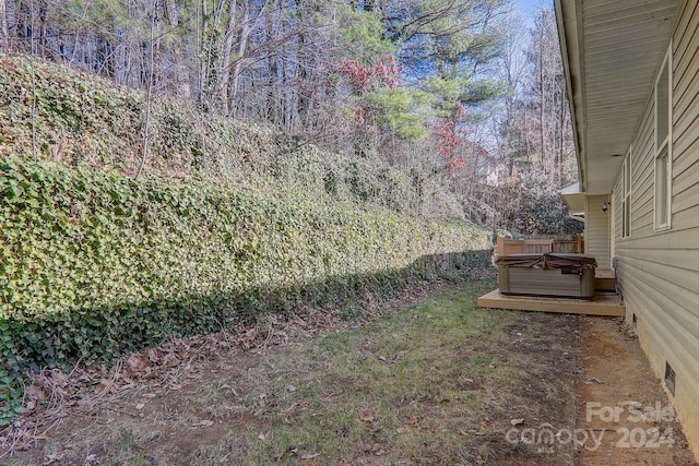 view of yard with a hot tub