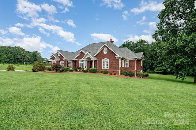 view of front of property featuring a front lawn