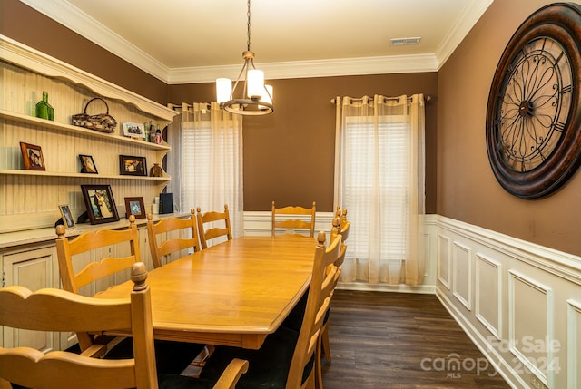 dining space with a notable chandelier, dark wood-type flooring, and crown molding