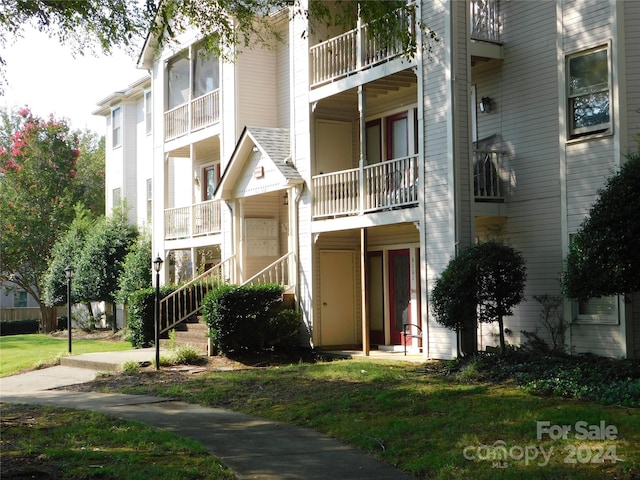 view of front of home featuring a front lawn