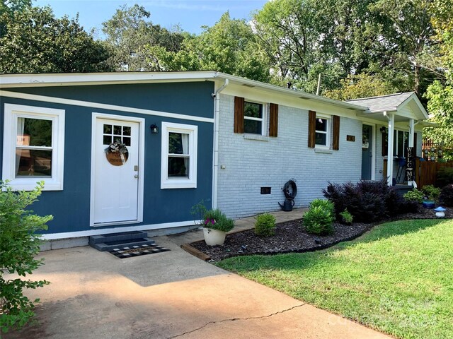 view of front of house with a front lawn