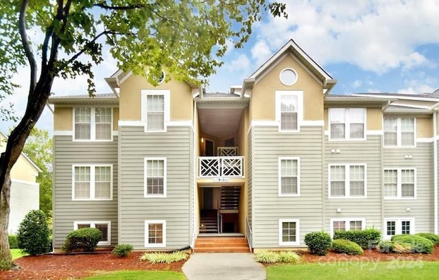 view of front of property featuring a front lawn