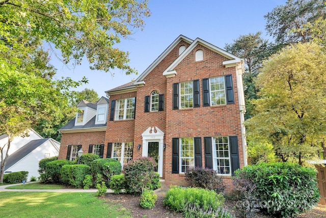 view of front of home featuring a front lawn