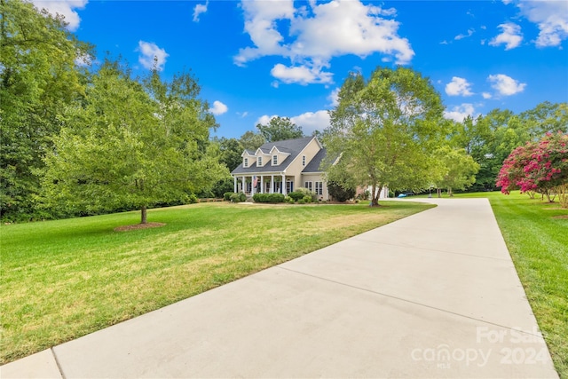 view of front of house featuring a front yard