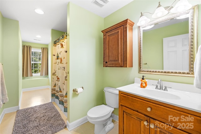 full bath featuring baseboards, visible vents, toilet, vanity, and recessed lighting