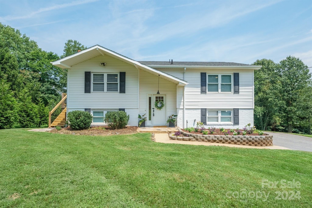 split foyer home featuring a front lawn