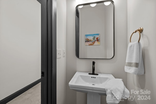 bathroom featuring a sink and baseboards