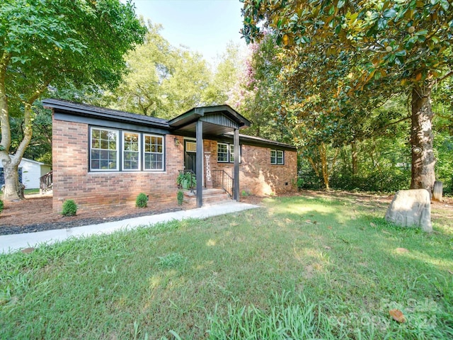 view of front of property featuring a front lawn