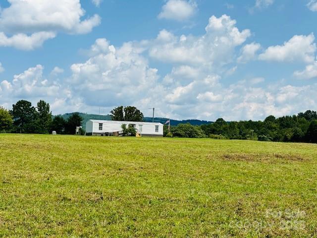 view of yard featuring a rural view